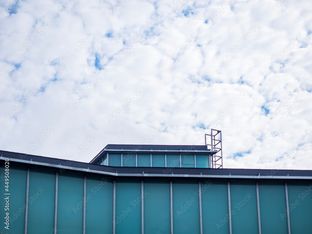 Tejado de un edificio modernista con nubes del cielo de fondo Tejado de un edificio modernista con nubes del cielo de fondo
