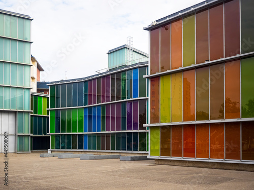 Canvastavla Fachada colorista del Museo de Arte Contemporaneo de Leon