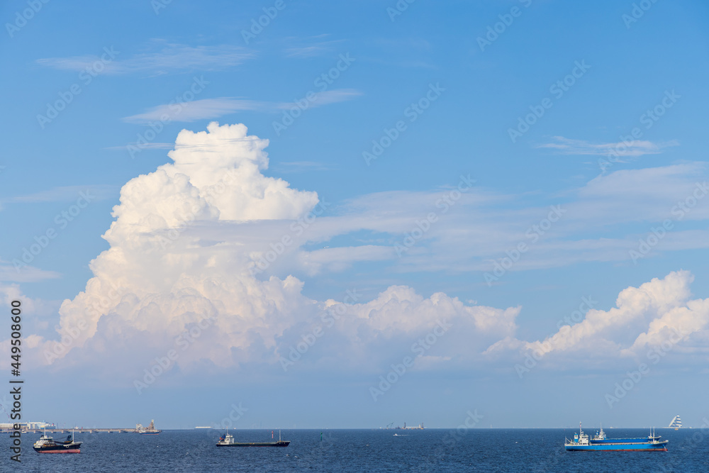 停泊中の船舶と青い空に浮かぶ積乱雲