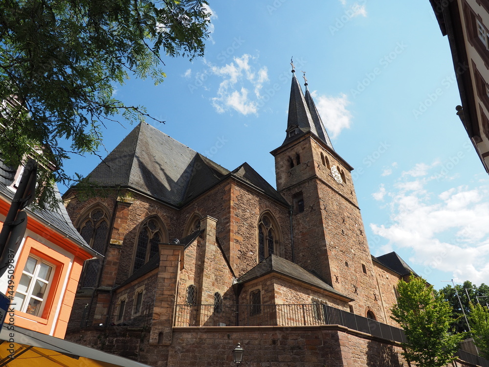 Naklejka premium Stadt Saarburg an der Saar - inmitten von Weinbergen in Rheinland-Pfalz