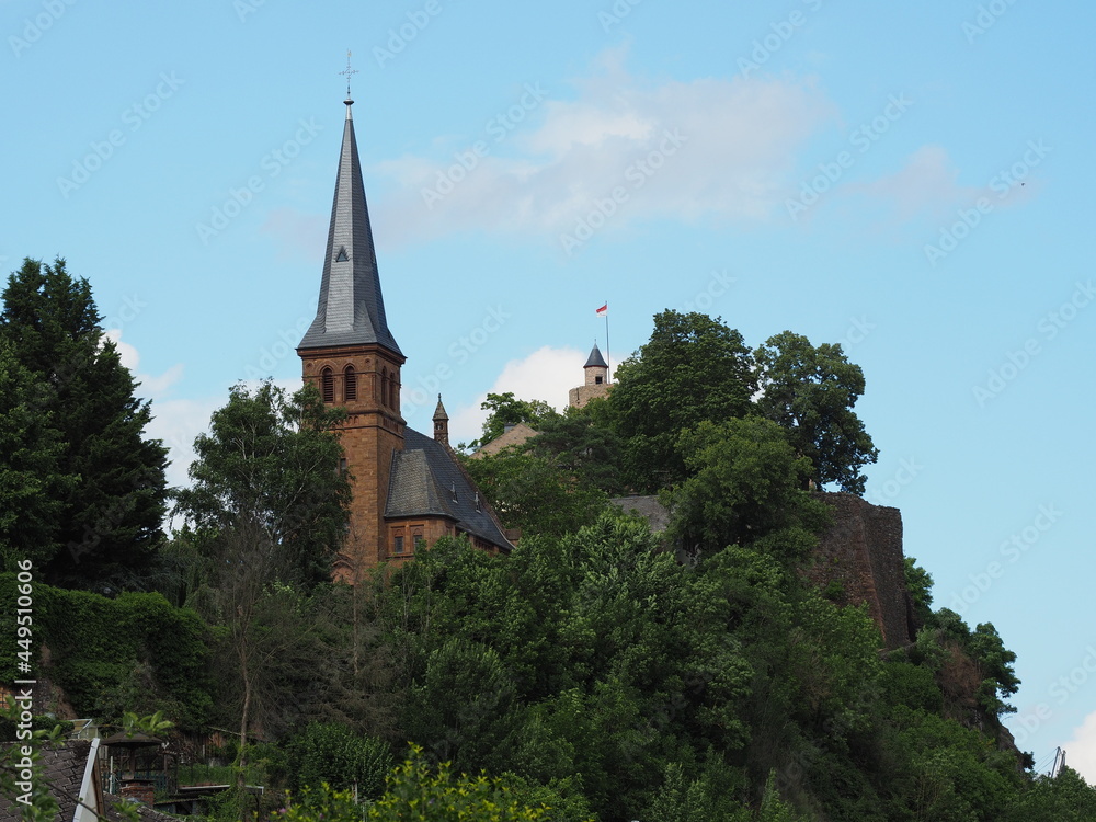 Stadt Saarburg an der Saar - inmitten von Weinbergen in Rheinland-Pfalz