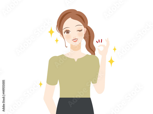 OKサインを出す私服女性