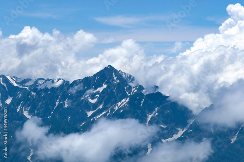 雲を切る山
