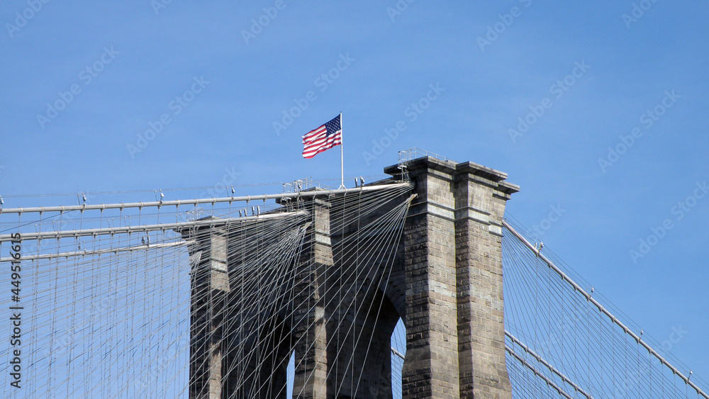 Obraz premium American flag on the Brooklyn bridge in New York