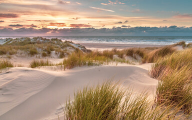 Sierkussen Strand en zee Uitzicht vanaf duintop over Noordzee  © creativenature.nl
