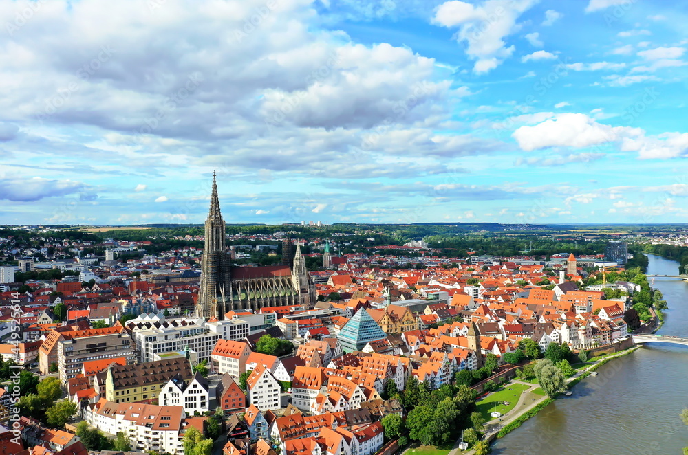 Obraz premium Luftbild vom Ulmer Münster bei schönem Wetter