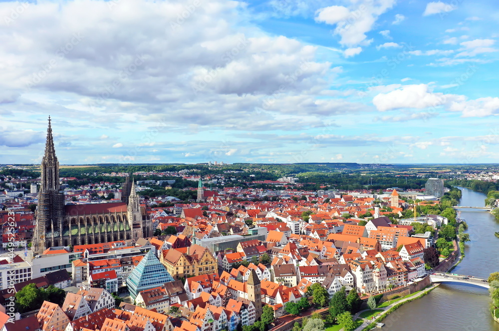 Luftbild vom Ulmer Münster bei schönem Wetter