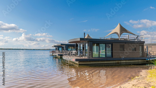 Photos Eine Anlage von Hausbooten an einem See