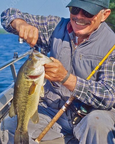 Foto Angler with a sizable largemouth bass