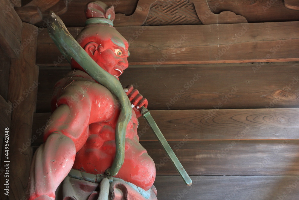 浄真寺（九品仏）。仁王。 東京・世田谷にある浄真寺は、９体の阿弥陀如来像が安置され、九品仏と呼ばれる。３００坪の境内には多くのお地蔵様とおカエデなどの木々で、森閑とした雰囲気。  Stock Photo | Adobe Stock