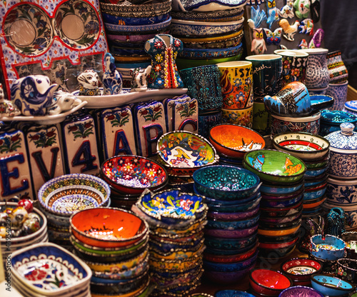 Bild auf Leinwand Collection of turkish ceramics on sale at the Grand Bazaar in Istanbul, Turkey