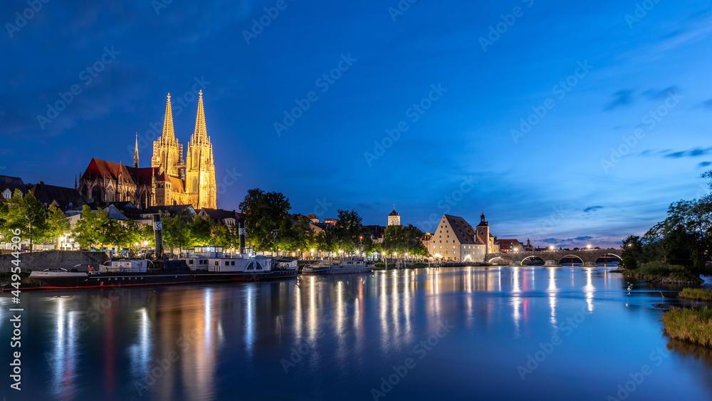 Fototapeta premium Regensburg blaue Stunde