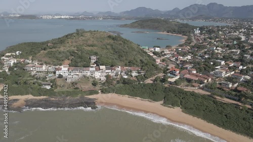 Visão aérea da praia de Setiba, na reginão norte de guarapari, mostando um dia ensolarado com barraquinhas e uma praia tropical deserta. Turismo no Espírito Santo. photo