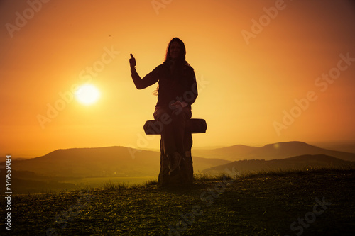Glückliche Frau in der Rhön bei Sonnenuntergang