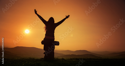 Glückliche Frau in der Rhön bei Sonnenuntergang