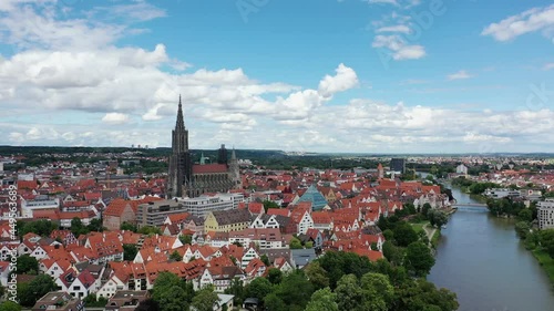 Drohnenvideo vom Ulmer Münster bei schönem Wetter   photo