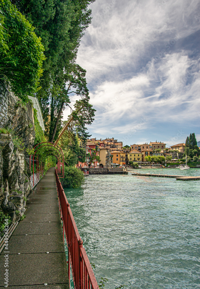 Fototapeta premium Der Hafen von Varenna am Comer See an einem Sommer Morgen im August.