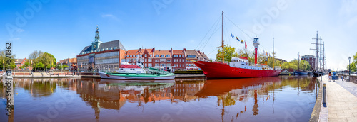 Cuadro en lienzo Rathaus, Hafenpanorama, Emden, Deutschland