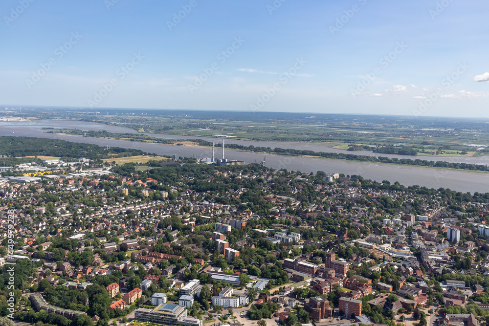 Luftbildaufnahme der Hansestadt Hamburg mit der Alster, dem Stadtpark, der Hafen City, dem Conatinerterminal und Conatinerschiffen sowie weiteren Wahrzeichen der Stadt Hamburg, wie die Elbphilharmonie