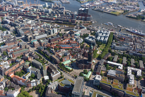 Luftbildaufnahme der Hansestadt Hamburg mit der Alster  dem Stadtpark  der Hafen City  dem Conatinerterminal und Conatinerschiffen sowie weiteren Wahrzeichen der Stadt Hamburg  wie die Elbphilharmonie