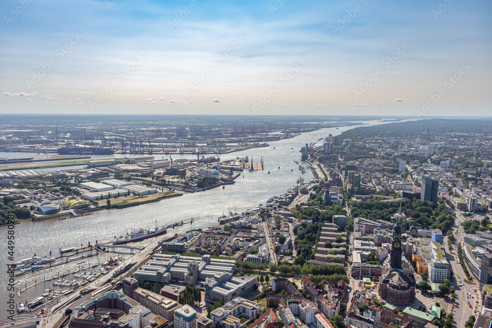 Luftbildaufnahme der Hansestadt Hamburg mit der Alster, dem Stadtpark, der Hafen City, dem Conatinerterminal und Conatinerschiffen sowie weiteren Wahrzeichen der Stadt Hamburg, wie die Elbphilharmonie