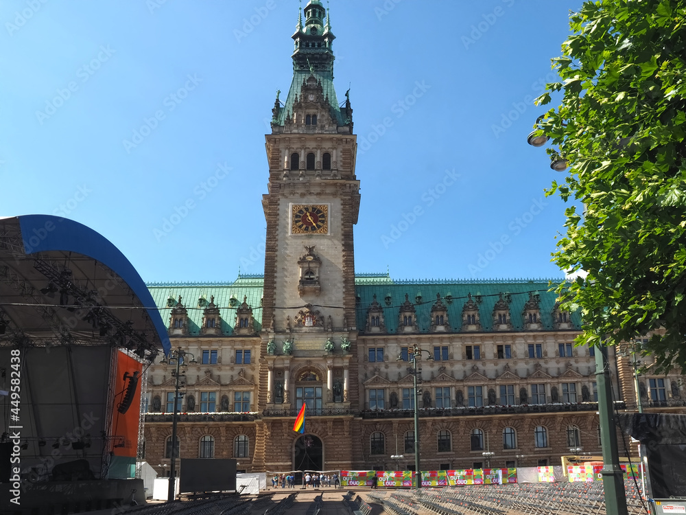 Fototapeta premium Historic town hall in the city of Hamburg with blue sky and the play out loud stage