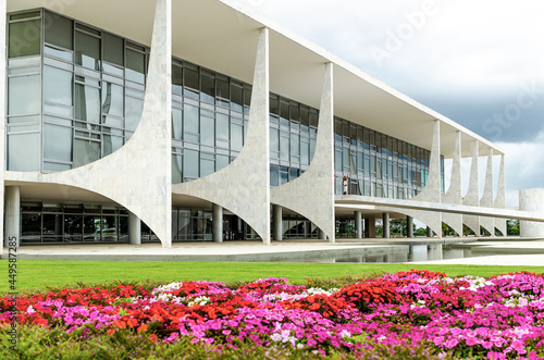 palácio do planalto com jardim florido photo
