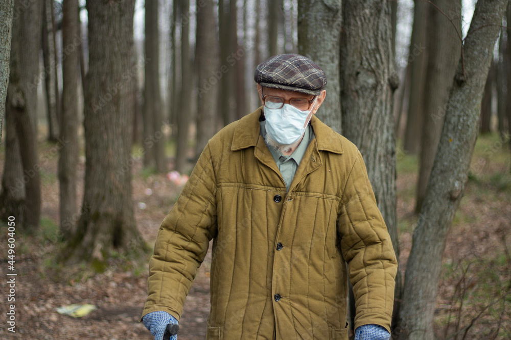 Obraz premium An old man in Russia. A man with a walking stick.