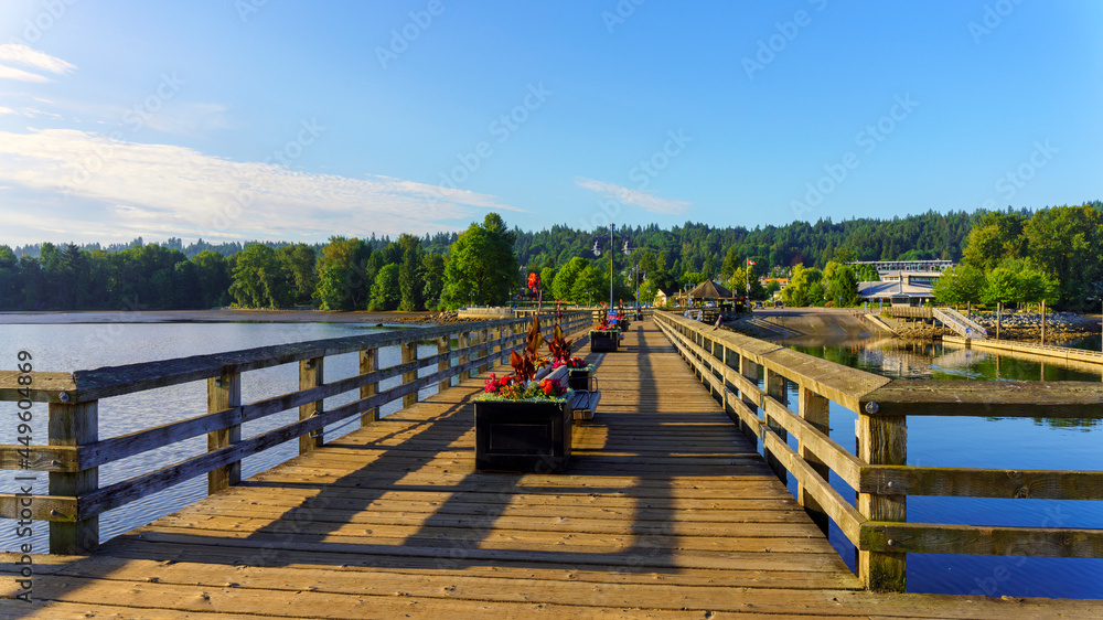 Obraz premium Wooden pier with planters by boat launch ramp into Burrard Inlet, BC