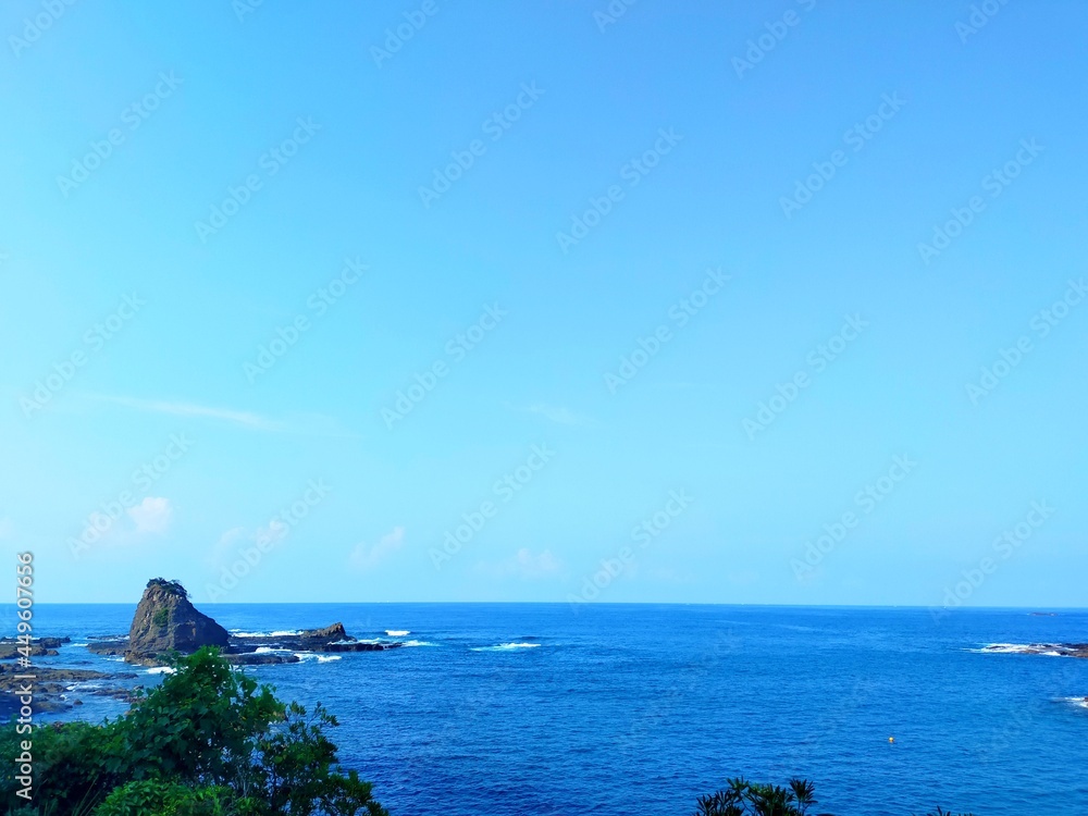 本州最南端、和歌山県串本町の快晴の空と青い海の水平線の自然風景（コピースペースあり）