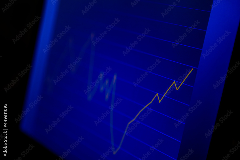 Naklejka premium Macro closeup of blue screen with growing line graph