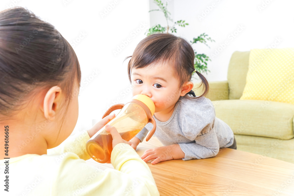 家で友だちと遊ぶ子供 家で友だちと遊ぶ子供