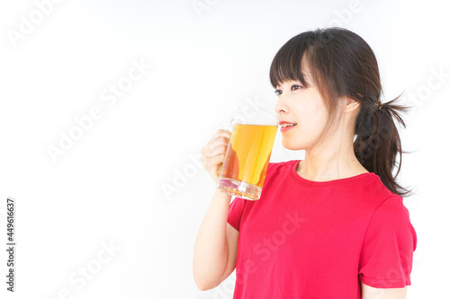 運動後にビールを飲む若い女性