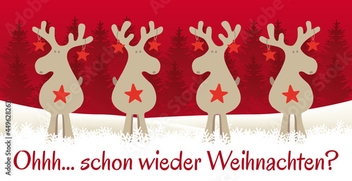 Schon wieder Weihnachten? Vier lustige Rentiere im Schnee vor rotem Tannenwald sehen sich fragend an, Cartoon Illustration