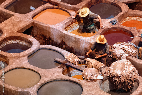 Foto Unknown wokers in the tannery in Fez, Morocco