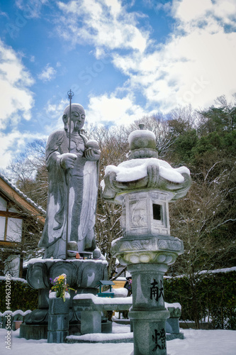 滋賀県彦根市にある井伊家の菩提寺、天寧寺の水子観音像と残雪