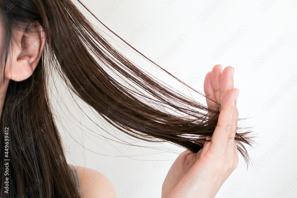 髪を触る女性 Stock Photo Adobe Stock 髪を触る女性 Stock Photo Adobe Stock