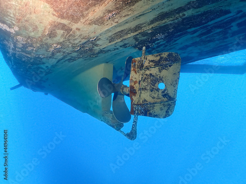 Quadro su tela Boat propellers under the hull and Underwater.
