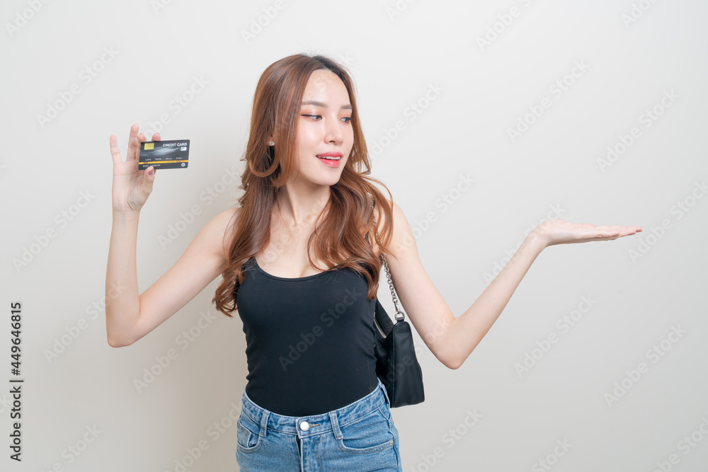 Obraz premium portrait beautiful Asian woman holding credit card