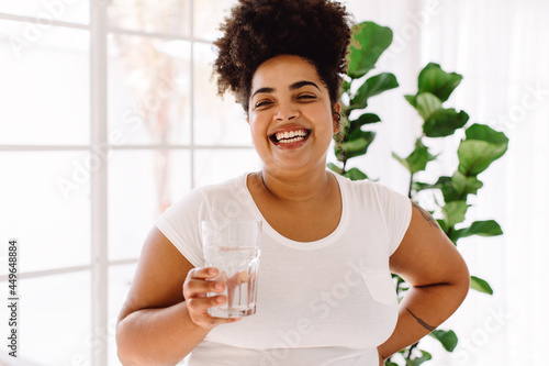 Papier peint Healthy woman with glass of water at home