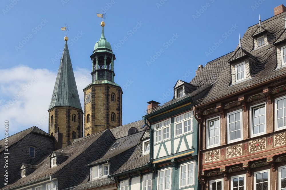 Goslar - Türme der Marktkirche St. Cosmas und Damian hinter Fachwerkhäusern, Niedersachsen, Deutschland, Europa