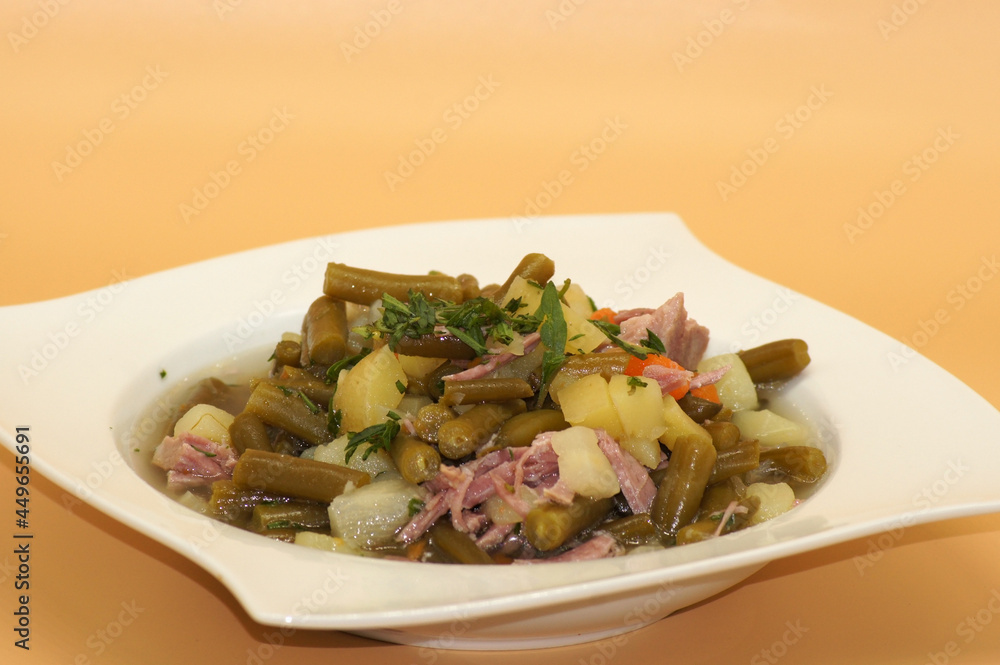 Freisteller grüne Bohnen Suppe auf Teller Freisteller grüne Bohnen Suppe auf Teller