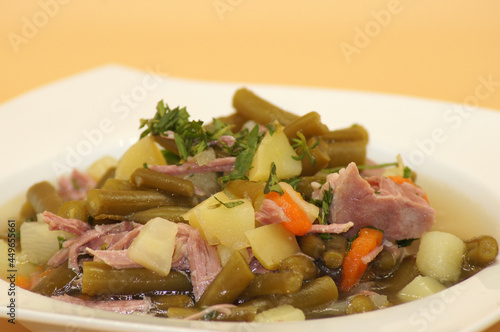 Freisteller grüne Bohnen Suppe auf Teller