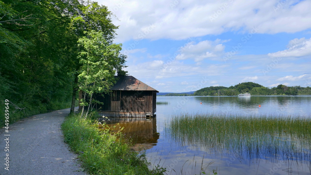 Badehaus mit Schilfgürtel an dem Staffelseerundweg Badehaus mit Schilfgürtel an dem Staffelseerundweg
