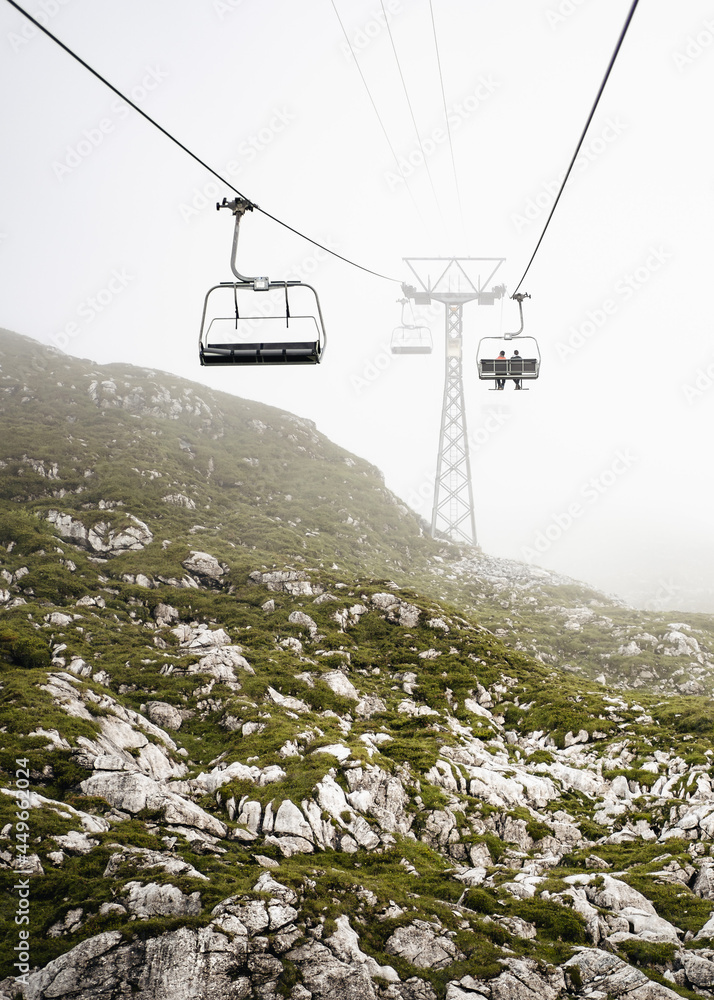 Sessellift im Nebel auf dem Weg zur Pizolhütte, Schweiz