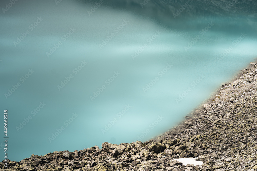 Das blaue Wasser des Wildsee unterhalb des Pizol, Schweiz Das blaue Wasser des Wildsee unterhalb des Pizol, Schweiz