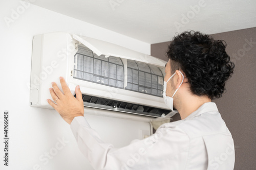 Wallpaper Mural エアコンを掃除する後ろ姿のハウスクリーニングのイメージ1  マスクありコピースペースあり Torontodigital.ca