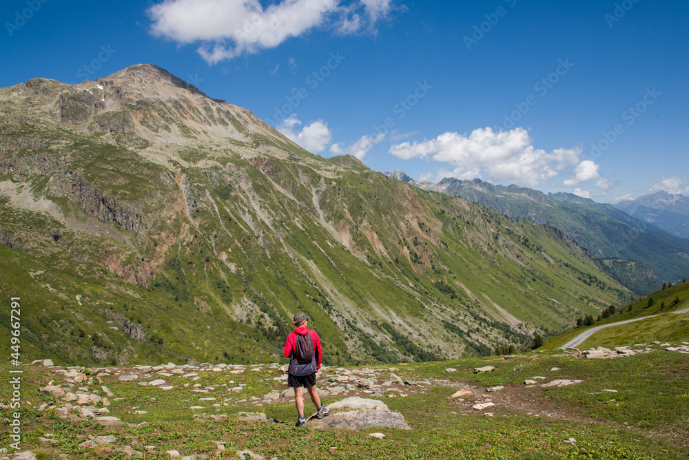 une femme randonnant dans les montagnes. Une femme regardant un panorama de vallée et de montagne