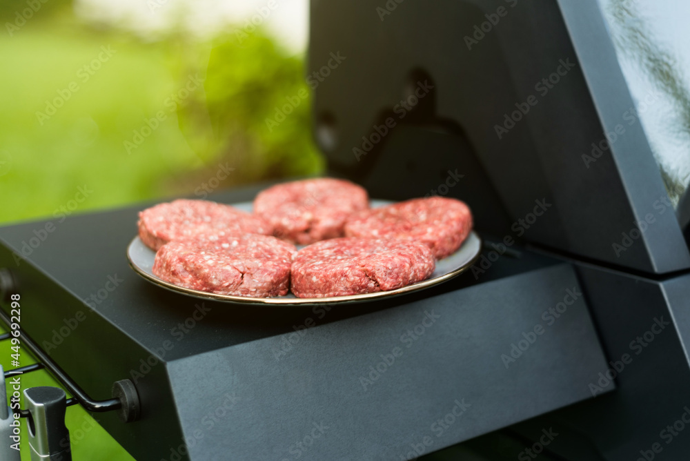 Rindfleisch Burger für Hamburger auf dem Grill mit Käse und Zwiebeln überbacken Rindfleisch Burger für Hamburger auf dem Grill mit Käse und Zwiebeln überbacken