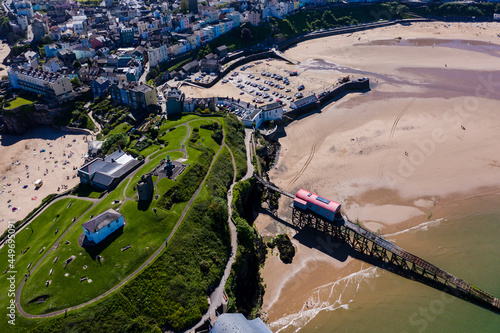 Photo Aerial view of a dry harbour at lowtide in a colourful town (Tenby, Wales)